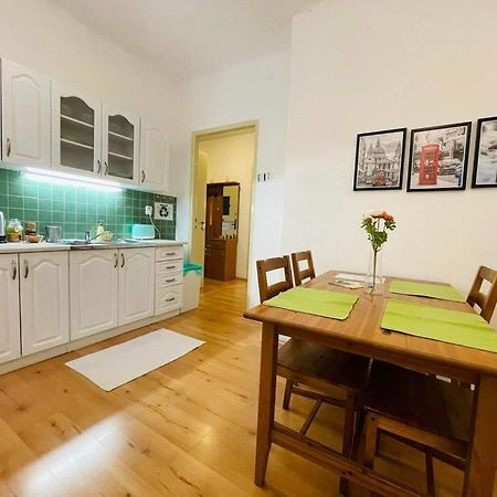 Lovely 2Bdr In Center, Wifi & Self-Check In Pressburg Exterior foto