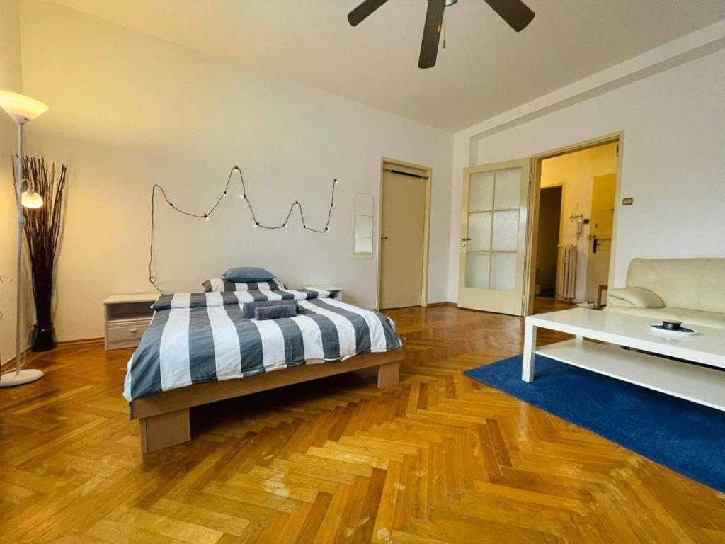 Lovely 2Bdr In Center, Wifi & Self-Check In Pressburg Exterior foto